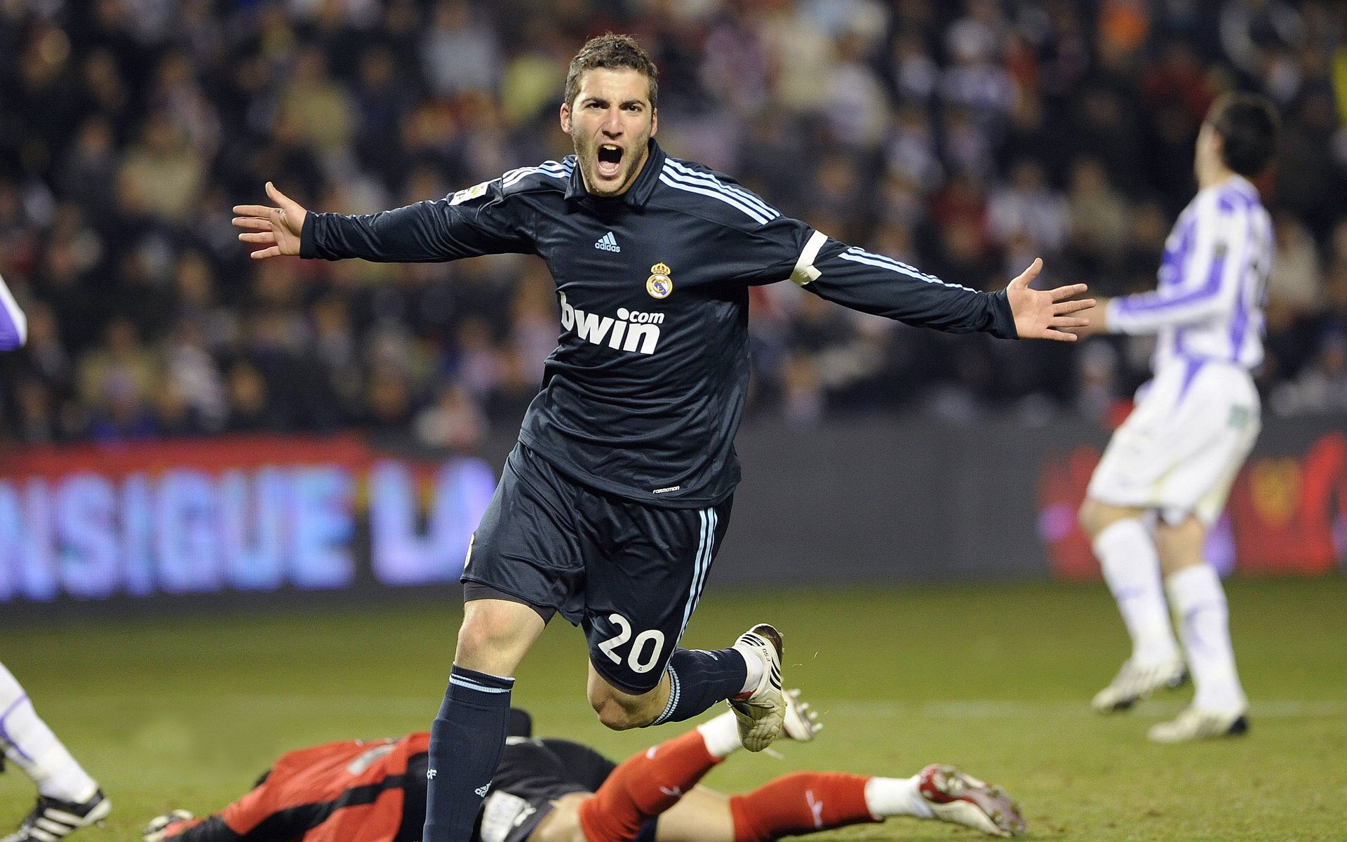 波斯铁骑对阵东方长城，伊布彻底打爆防线背后的战术启示